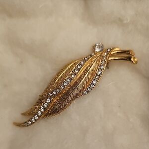 Elegant Gold Leaf Brooch with Crystals